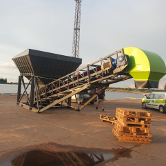 Mobile conveyor for bulk cargo loading in port