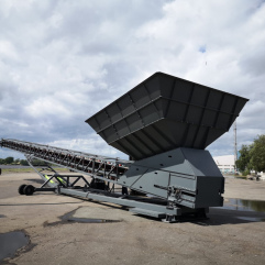 Conveyor for bulk loading
